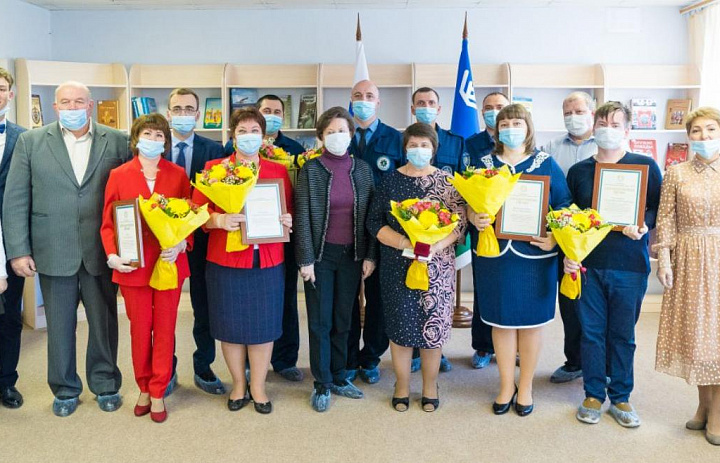 Губернатор Югры Наталья Комарова посетила библиотеку поселка Луговской